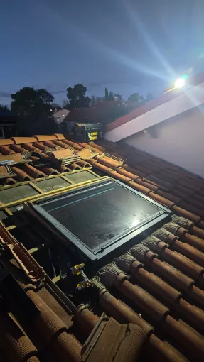 Pose d'un VELUX travail de nuit pour commerce à Toulouse, Toulouse, Renovaz
