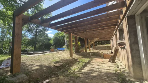 Pose d'une terrasse en bois sur poteau à Dremil-Lafage, Toulouse, Renovaz