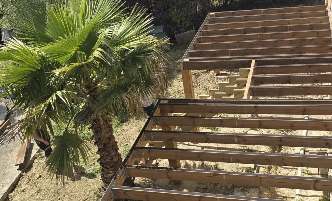Pose d'une terrasse en bois sur poteau à Dremil-Lafage, Toulouse, Renovaz