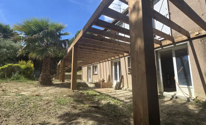 Pose d'une terrasse en bois sur poteau à Dremil-Lafage, Toulouse, Renovaz