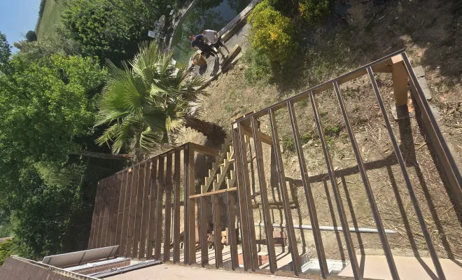 Pose d'une terrasse en bois sur poteau à Dremil-Lafage, Toulouse, Renovaz